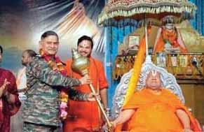 सेना प्रमुख जनरल उपेंद्र द्विवेदी चित्रकूट पहुंचे, कांच मंदिर में जगदगुरु रामभद्राचार्य से की मुलाकात