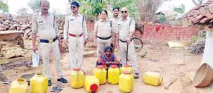 आबकारी टीम ने की अवैध मदिरा के विरुद्ध कार्रवाई