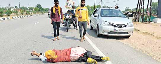 बालाजी की भक्ति में बेटी कर रही अनूठी साधना, ओरछा से बागेश्वर धाम तक लुढ़कते हुए जा रहीं सविता