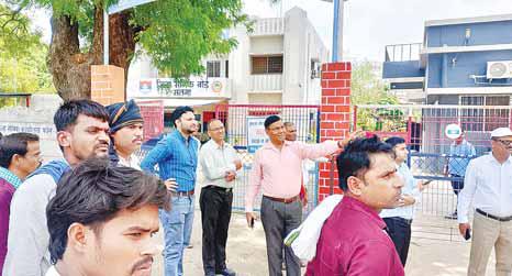 सैनिक कल्याण कार्यालय और आईटीआई कॉलेज के सामने से हटाई अवैध दुकानें