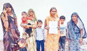 जमीन विवाद में पुलिस की मौजूदगी में महिला और वृद्ध सास से मारपीट, एसपी कार्यालय में शिकायत