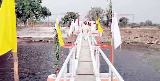 मां की प्रेरणा से धर्मराज सिंह ने भगवान भोले नाथ का मंदिर तालाब के मध्य में पुल निर्माण करवाकर बनवाया