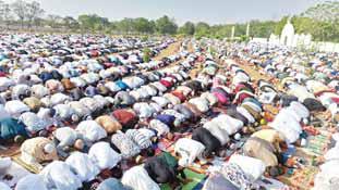 ईद-उल-अजहा पर बड़ी ईदगाह में सामूहिक नमाज, मांगी गई अमन-चैन की दुआ