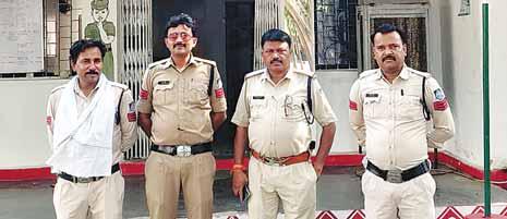अपहृता के परिजनों द्वारा बालिका के सकुशल घर वापस लौटने पर पुलिस टीम को दिया धन्यवाद