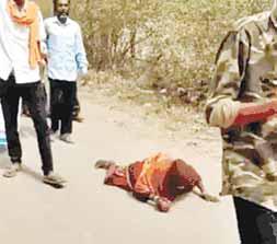 दंडवत परिक्रमा कर कलेक्ट्रेट पहुंचे किसान, बोले- मुआवजा दिलाएं या इच्छा मृत्यु की अनुमति दें राष्ट्रपति