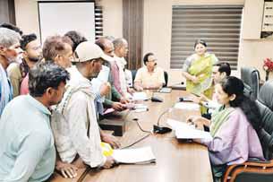 कलेक्टर ने 129 आवेदकों की सुनी समस्यायें, दिव्यांग कुंजबिहारी को तत्काल वैशाखी उपलब्ध कराने के कलेक्टर ने दिये निर्देश