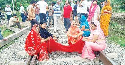 मारुति नगर में रेलवे क्रॉसिंग पर अंडरब्रिज की मांग को लेकर रेलवे ट्रैक पर महिलाओं का धरना, रोकी गाडियां
