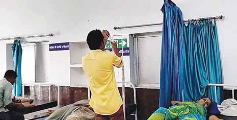 सफाई कर्मी कर रहे मरीजों का इलाज डॉक्टर ने दिया चौंकाने वाला बयान