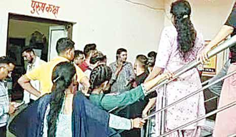 रेन बसेरा में अवैध वसूली करने वाले दो कर्मचारियों को हटाया गया