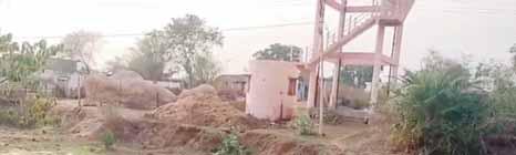 नल-जल योजना से लाखों लीटर पानी बर्बाद, ऑपरेटर की लापरवाही