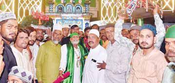 रंग-बिरंगे फूलों से सजी टिपारियों का जुलूस निकाला