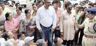 ज्ञापन न लेने से बिफरे कांग्रेसी, एसपी का पुतला जलाया