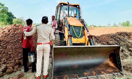 वन क्षेत्र में अतिक्रमण का प्रयास, जेसीबी जब्त