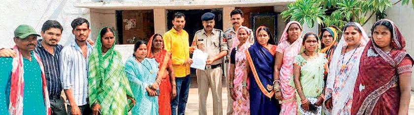 भाटापारा ग्रामीण थाना पहुंचकर पुलिस को सौंपा ज्ञापन शराब की अवैध बिक्री पर कार्रवाई की मांग, महिला समूह पहुंचा थाने