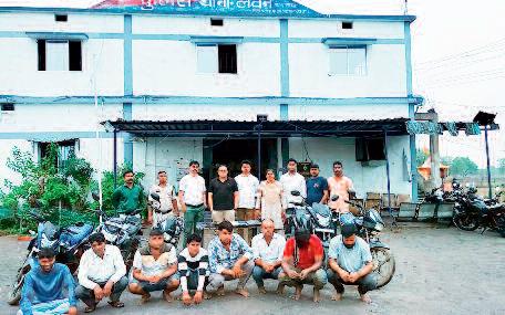 पूर्व विधायक शकुंतला ने निभाया बेटे का फर्ज : मां की अर्थी को दिया कंधा