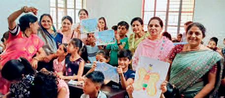 विप्र फाउंडेशन की महिलाओं ने बच्चों को पिलाया शरबत