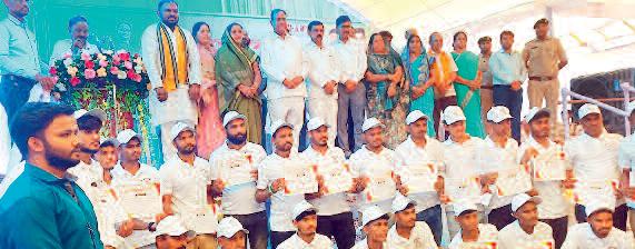 हम होंगे कामयाब के तहत 30 युवाओं को दिया गया ड्रायविंग प्रशिक्षण
