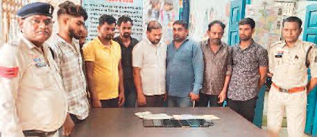 कार, मोबाइल व 26 हजार नकद जब्त और 9 जुआरी गिरफ्तार