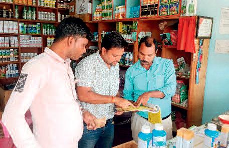 निरीक्षक ने दो कृषि केंद्रों को जारी किया नोटिस