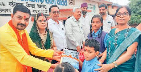 प्रवेशोत्सव पर बच्चों को केला और सेवई वितरित