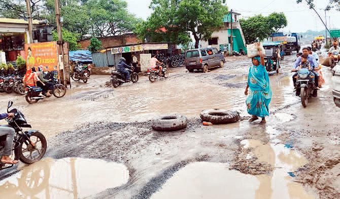 गिधौरी-शिवरीनारायण मार्ग गड्डे में तब्दील, भरा पानी, दुर्घटना को आमंत्रण