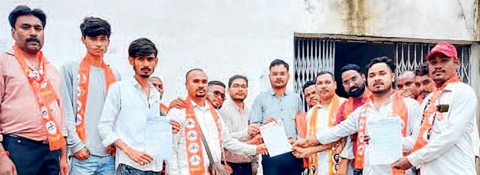 मांग पूरी नहीं होने पर धरना प्रदर्शन करने की दी चेतावनी अलग-अलग समस्याओं पर कार्रवाई के लिए शिव सैनिकों ने सौंपा मुख्यमंत्री के नाम एसडीएम को ज्ञापन