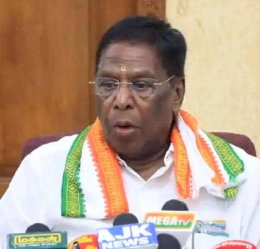 கட்டுப்பாட்டு பகுதி மக்களுக்கு நிவாரணம் புதுவை முதல்வர் நாராயணசாமி வழங்கினார்