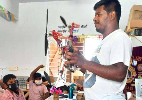 ஆளில்லா குட்டி விமானத்தை உருவாக்கிய அரசுப் பள்ளி மாணவர்கள்