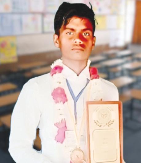 விவசாய அடிமைக்குடும்பங்கள் வாழும் சிற்றூரில் இருந்து முதல்முதலாக 10 ஆம் வகுப்பு தேர்ச்சி பெற்ற மாணவன்