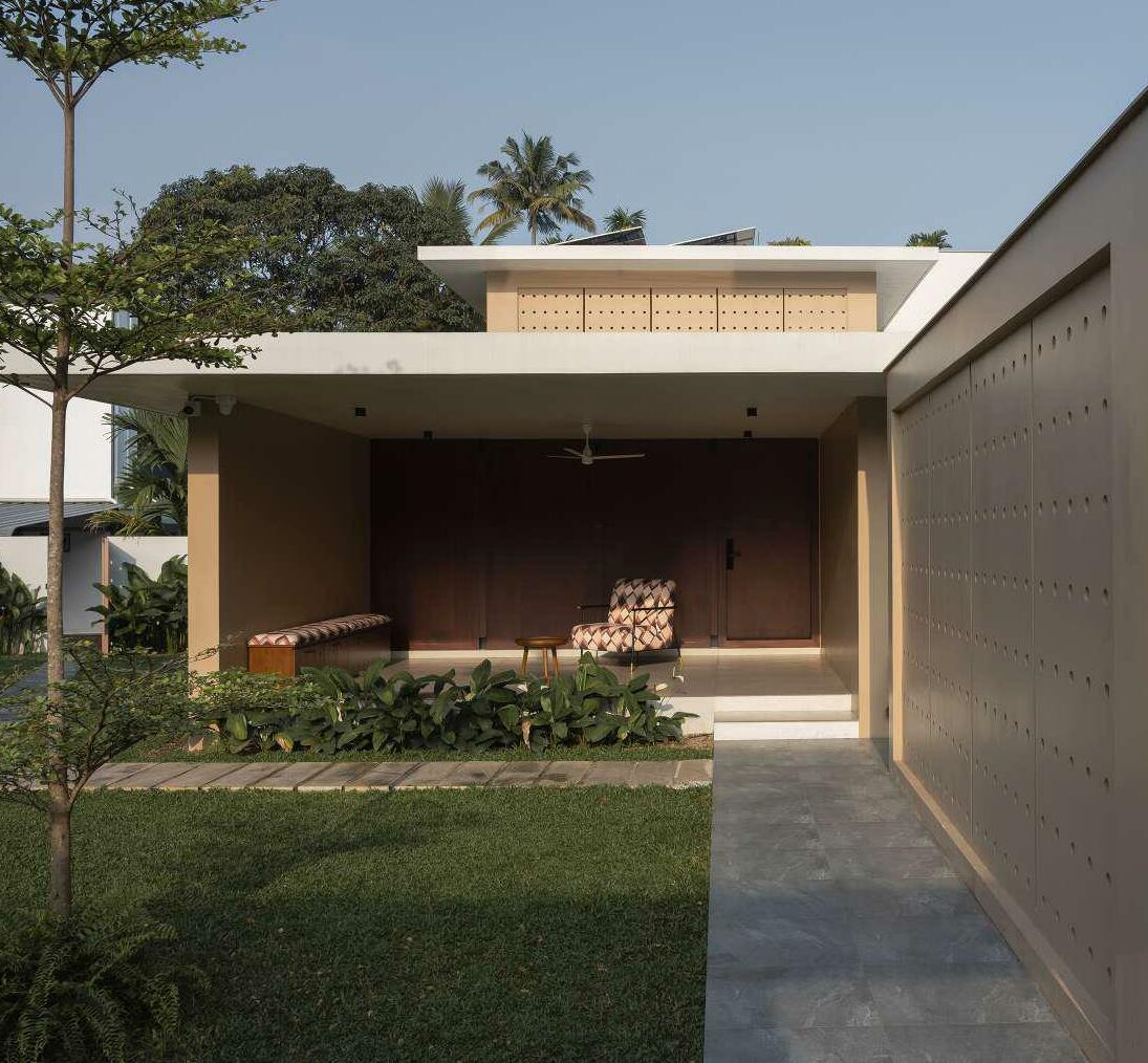 Corridor House 2.0 : Framing Light, Shaping Solitude