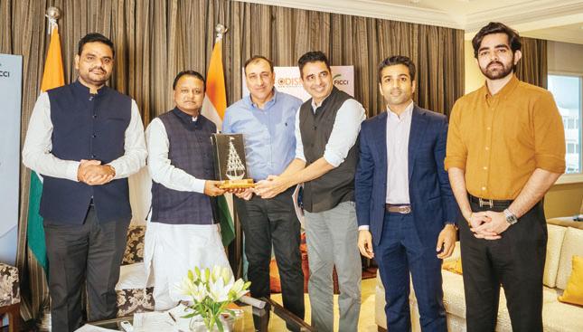 Odisha CM invites HCL to set up operations in State