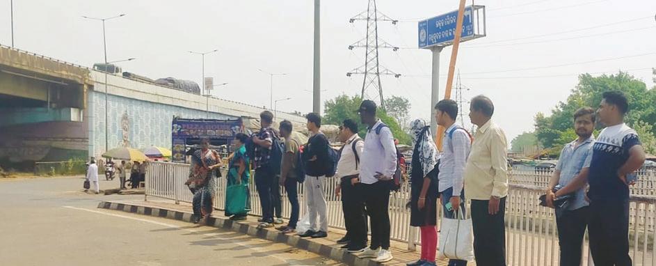 Commuters struggle in scorching heat at Jagatpur Golei Square due to lack of bus stand