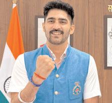 Delhi CM Gupta, boxer Vijender Singh discuss sports facilities