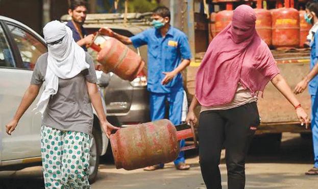 No need for panic, normal delivery cycle of 2.5 days maintained: Oil Ministry on LPG bookings