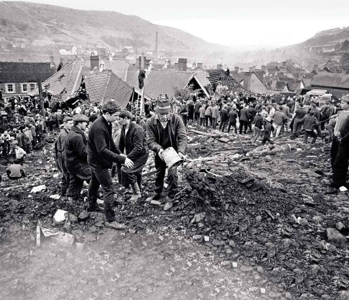 Aberfan disaster hero dies age 86
