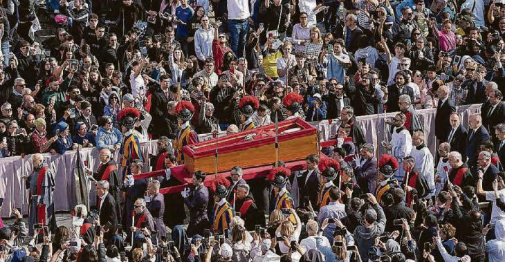 A solemn ritual as faithful pay tribute to Pope