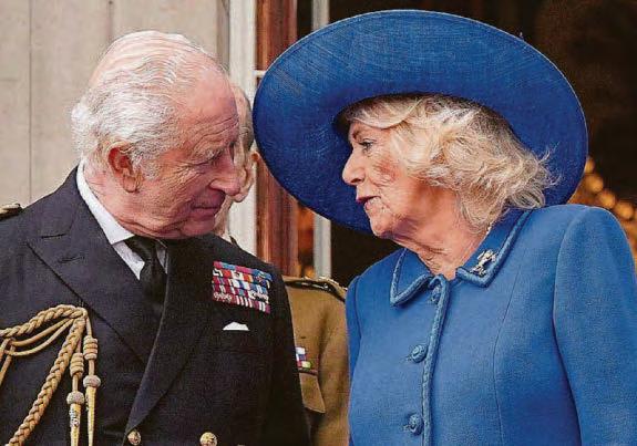 Royals join grateful nation marking defeat of fascism