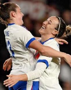 LIONESSES FEED AFTER AUSSIE RED