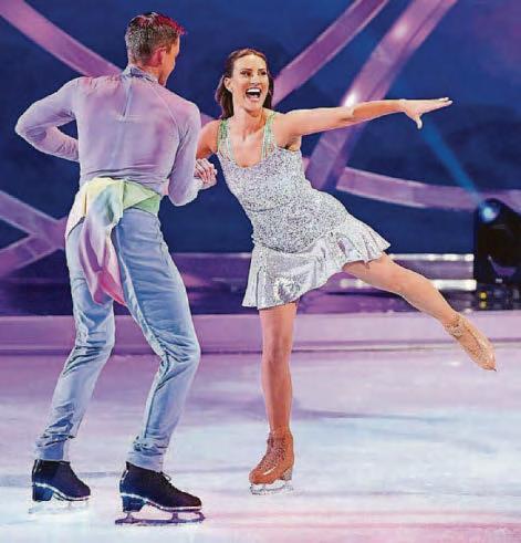 Holly leads Dancing on Ice in salute to The Vivienne