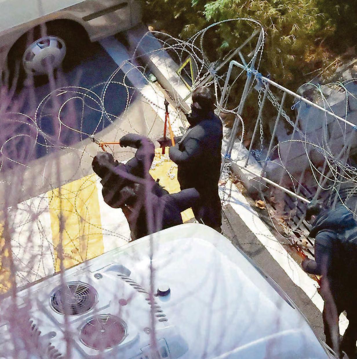 Police scaled walls to arrest president