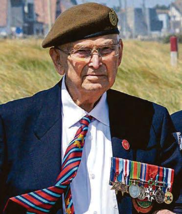 Tributes to D-Day hero who gave up his dinner to help French girl