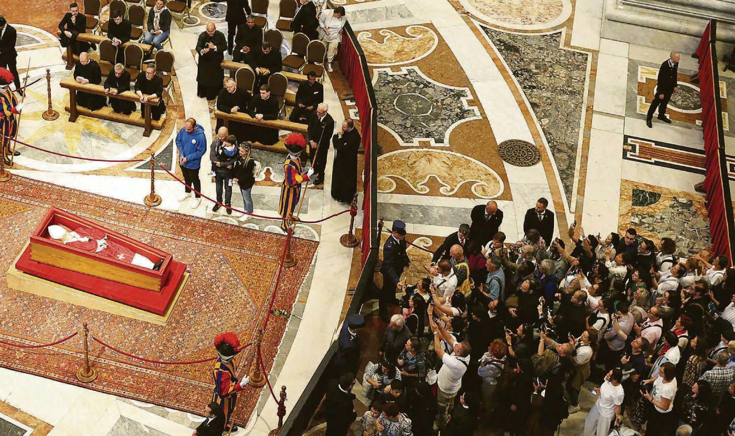 20,000 queue to see Pope's coffin
