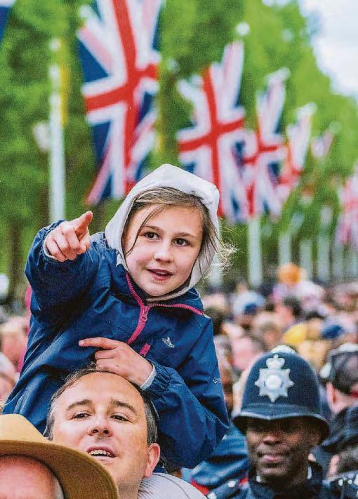 Cheeky Louis finds brother hair-larious