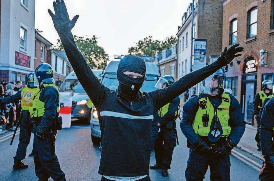 Fears of anti-migrant hotel demo flashpoint