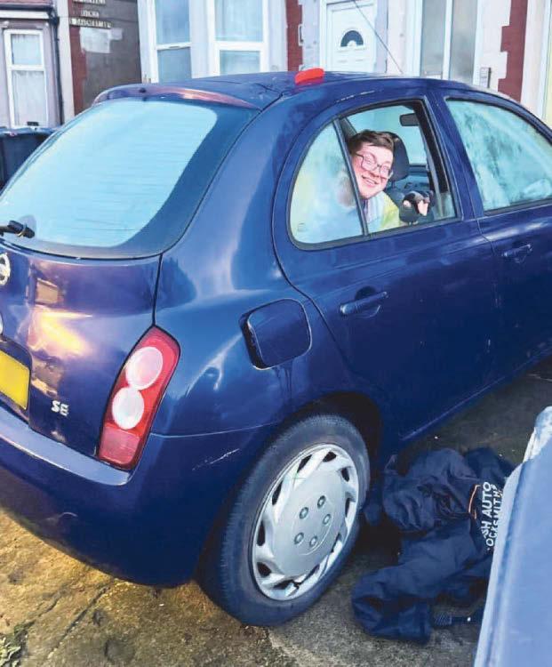 That's unlucky... locksmith traps himself in car