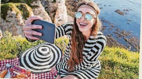 IT'S SELFIE HARM