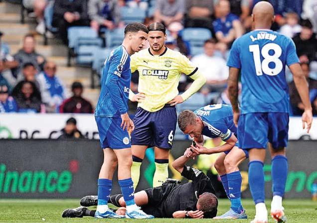 Ayew sorry after ref cold shoulder