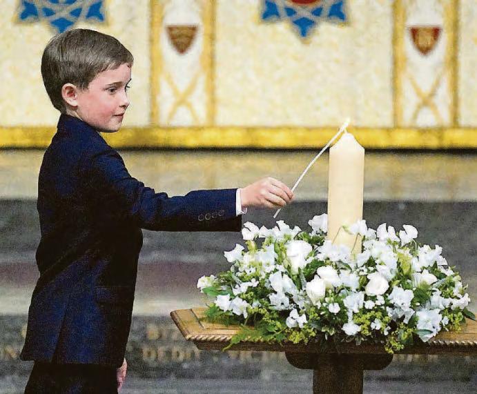 Wills and Kate bow to heroes