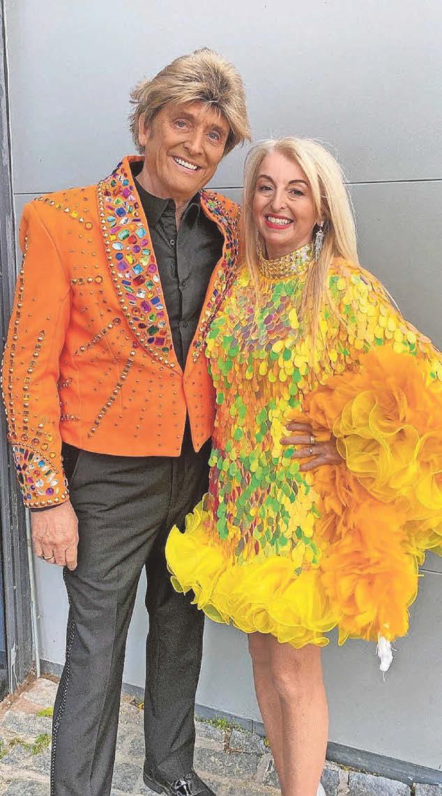 Manilow's wiggy fan ban fury!