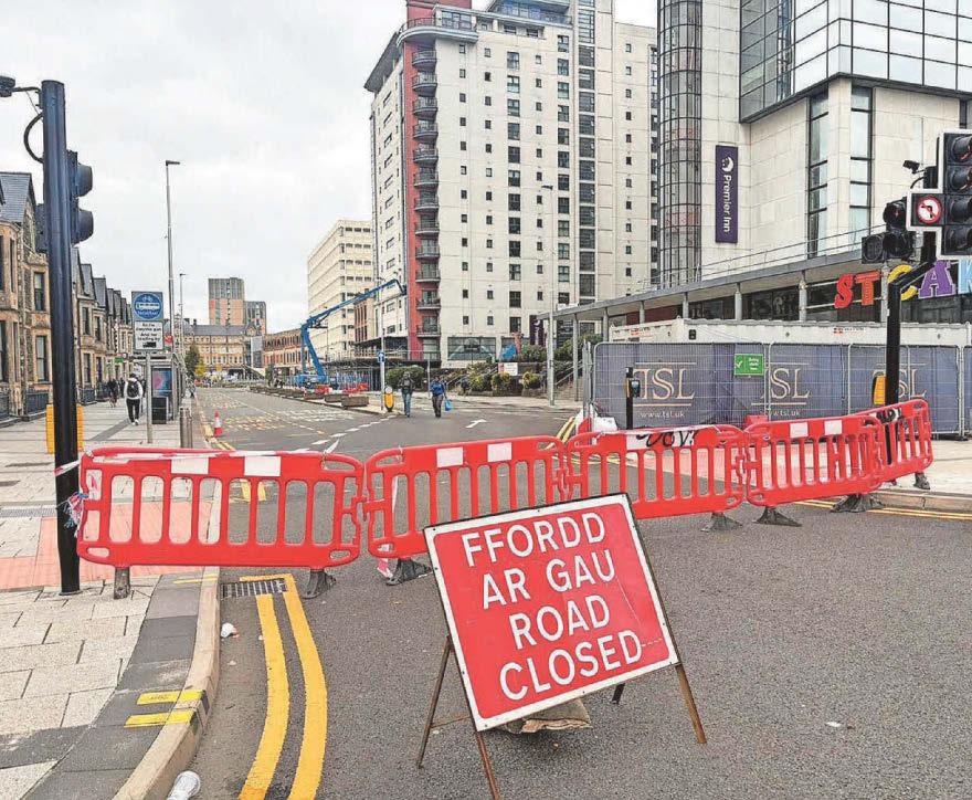 Chunk of concrete falls from city centre building